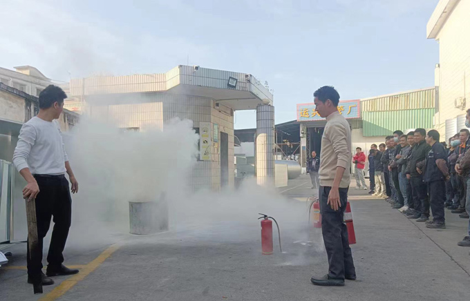 在這個(gè)風(fēng)管廠里，我們看到了一個(gè)成熟企業(yè)對(duì)員工生命安全的重視